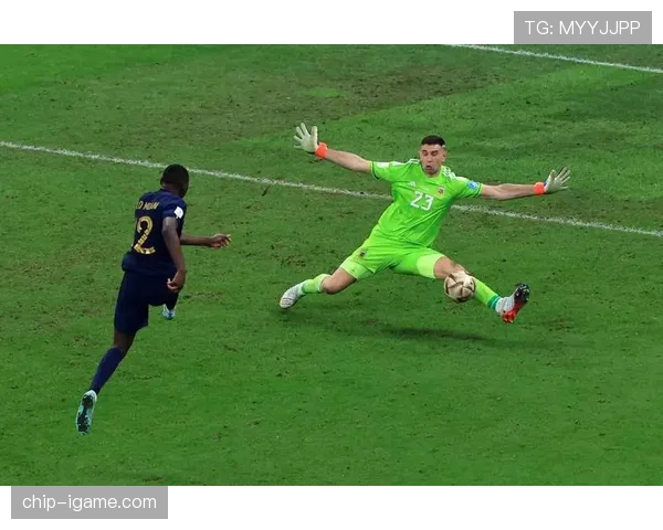 马丁内斯神勇扑救助力球队锁定胜局 马丁内斯神勇扑救助力球队锁定胜局